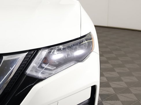 Used 2018 Nissan Rogue S image 11