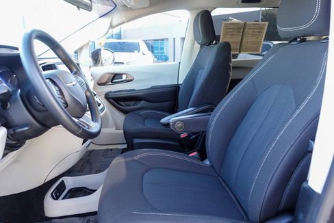 Used 2020 Chrysler Voyager LX image 12