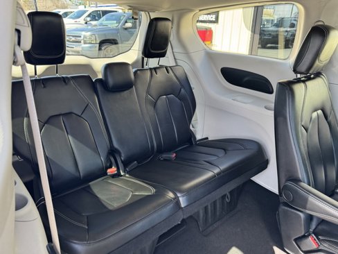 Used 2023 Chrysler Pacifica Touring-L image 33