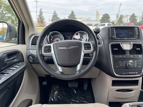 Used 2011 Chrysler Town & Country Touring-L image 15