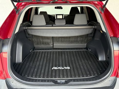 Used 2020 Toyota RAV4 XLE image 31