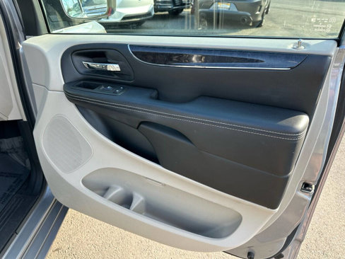 Used 2014 Chrysler Town & Country Touring-L w/ Driver Convenience Group image 17