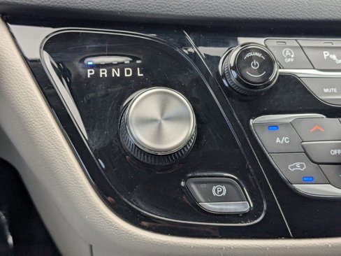 Used 2021 Chrysler Pacifica Touring-L image 26