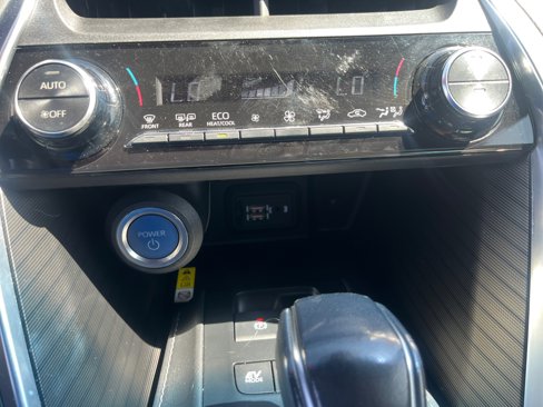 Used 2022 Toyota Venza XLE image 29