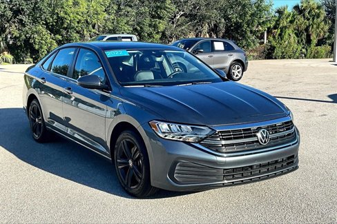 Certified 2022 Volkswagen Jetta SE w/ Panoramic Sunroof Package image 2