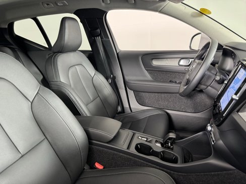 Certified 2025 Volvo XC40 B5 Core image 2