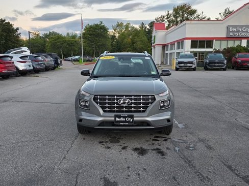 Used 2022 Hyundai Venue Limited image 3