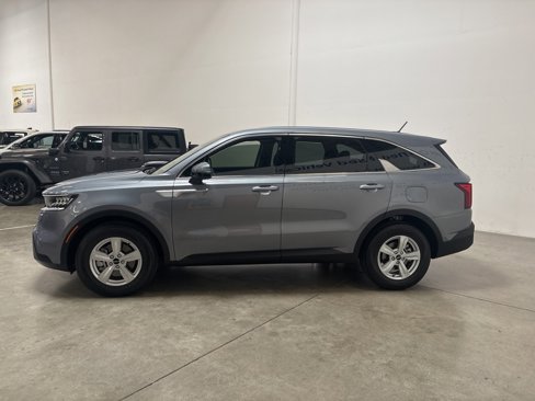 Used 2023 Kia Sorento LX image 3