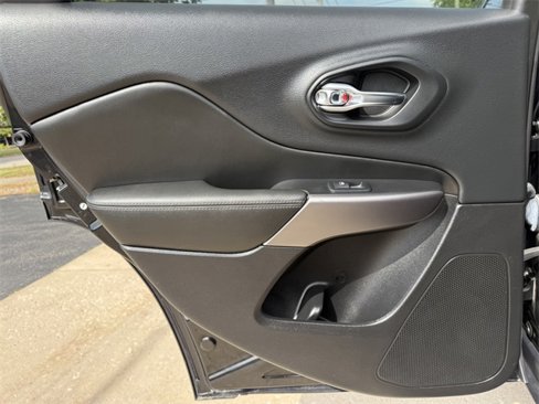 Used 2019 Jeep Cherokee Limited image 38