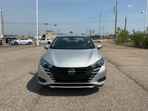 Used 2023 Nissan Versa SV image 2