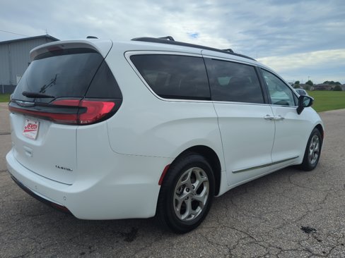 Used 2023 Chrysler Pacifica Limited image 8