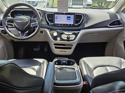 Used 2023 Chrysler Pacifica Touring-L image 7