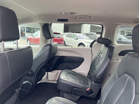 Used 2019 Chrysler Pacifica Touring-L image 22