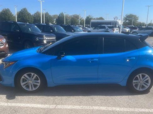 Used 2022 Toyota Corolla SE w/ SE Preferred Package image 2