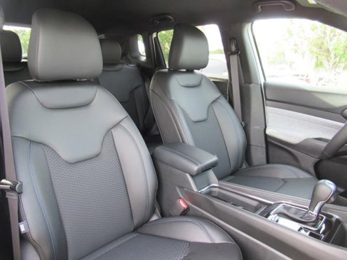 New 2025 Jeep Compass Latitude w/ Mopar Graphics Package image 9
