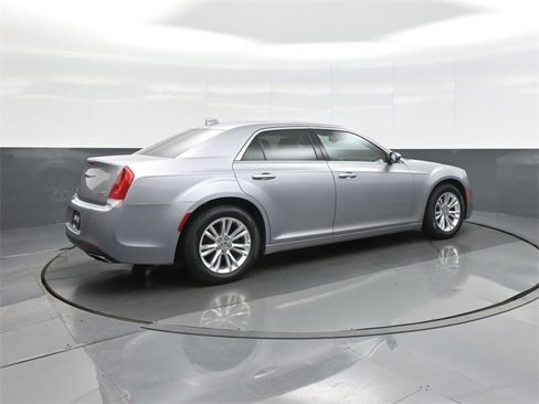 Used 2016 Chrysler 300 C image 7