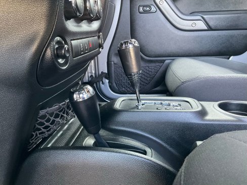 Used 2018 Jeep Wrangler Unlimited Sport S image 32