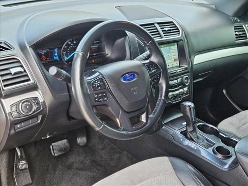 Used 2017 Ford Explorer XLT w/ Equipment Group 202A image 10