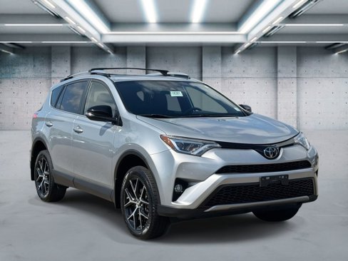 Used 2018 Toyota RAV4 SE image 2
