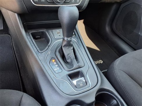 Used 2019 Jeep Cherokee Latitude w/ Popular Appearance Group image 12