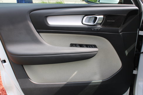 Used 2022 Volvo XC40 T5 Momentum image 14