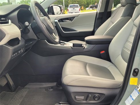 Used 2022 Toyota RAV4 XLE Premium image 6