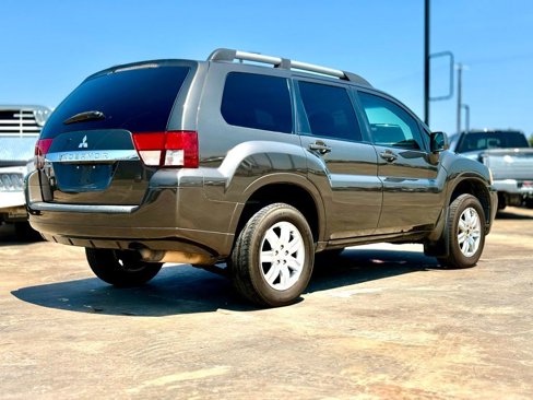 Used 2011 Mitsubishi Endeavor LS image 2