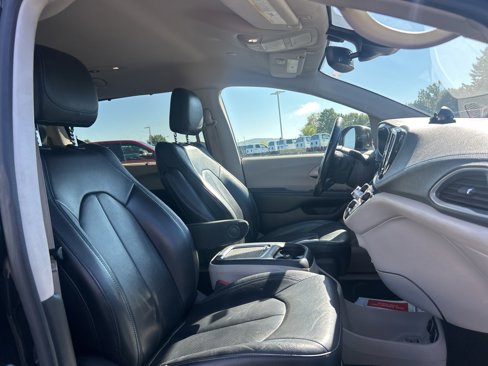 Used 2021 Chrysler Pacifica Touring-L image 11
