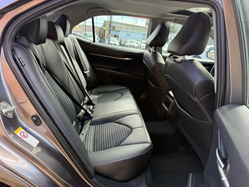 Used 2018 Toyota Camry SE w/ Moonroof Package image 9