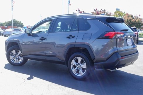 Used 2019 Toyota RAV4 LE image 2