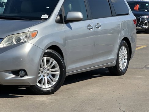 Used 2016 Toyota Sienna XLE image 3