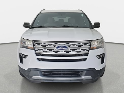 Used 2018 Ford Explorer XLT image 2