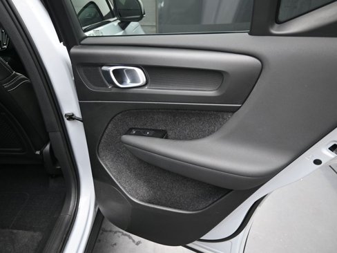 Certified 2022 Volvo XC40 P8 Recharge Ultimate image 34