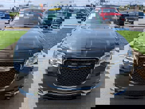Used 2017 Chrysler 300 Touring w/ Value Package image 8