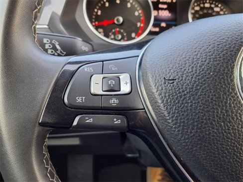 Used 2021 Volkswagen Tiguan SE w/ Panoramic Sunroof Package image 23