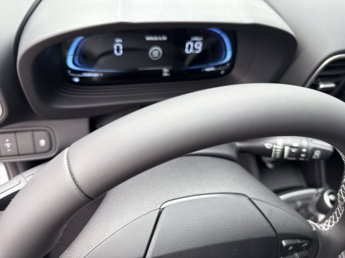 New 2025 Hyundai Venue SEL image 8