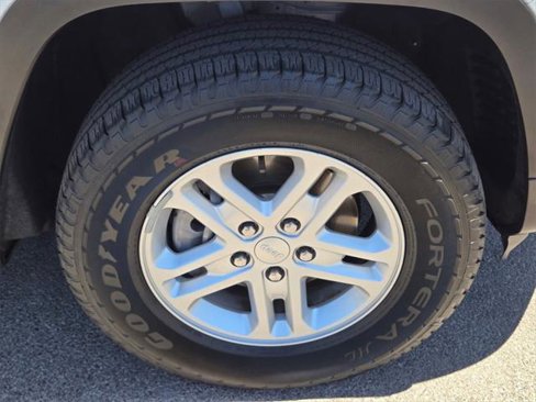 Used 2023 Jeep Grand Cherokee Laredo image 8