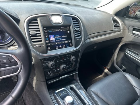 Used 2018 Chrysler 300 Touring L image 17