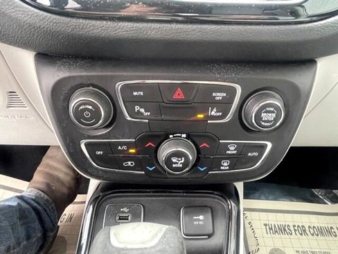 Used 2018 Jeep Compass Limited w/ Navigation Group image 17