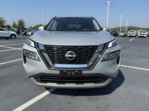 Used 2023 Nissan Rogue SV image 2