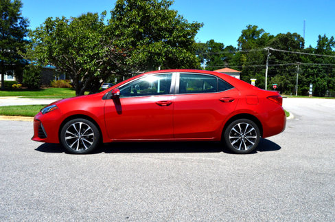 Used 2018 Toyota Corolla SE w/ SE Premium Package image 5