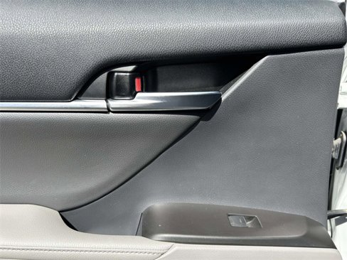Used 2022 Toyota Camry XLE image 17