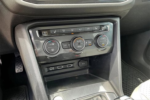 Used 2018 Volkswagen Tiguan SE w/ Panoramic Sunroof Package image 27