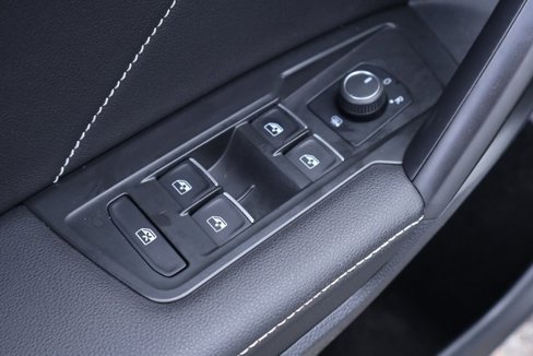 Used 2022 Volkswagen Tiguan SE R-Line image 11