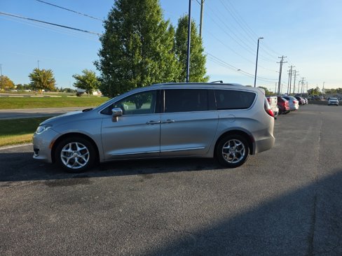 Used 2018 Chrysler Pacifica Limited image 2
