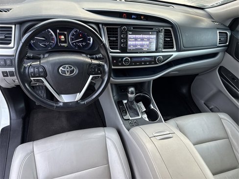 Used 2019 Toyota Highlander XLE image 12