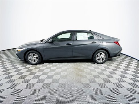 New 2025 Hyundai Elantra SE image 2