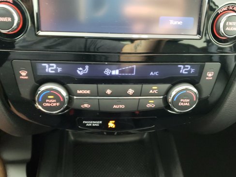 Used 2016 Nissan Rogue SL image 24