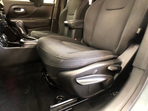 Used 2018 Jeep Renegade Altitude image 11