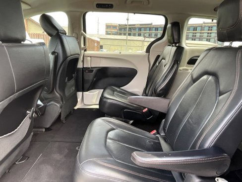 Used 2020 Chrysler Pacifica Touring-L image 32